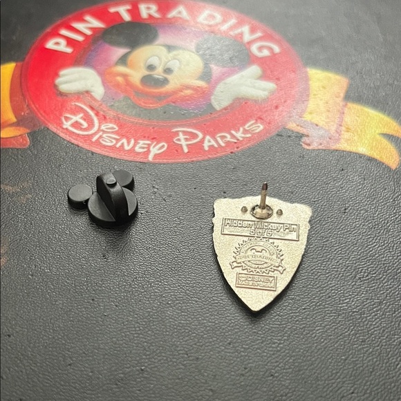 Disneyland king Arthur’s carrousel shield Pin - Picture 3 of 3